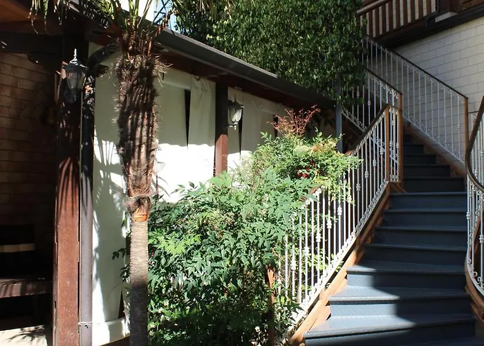 מלון Kompleksi Jakaj 3*