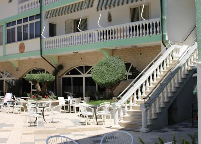 Kompleksi Jakaj מלון